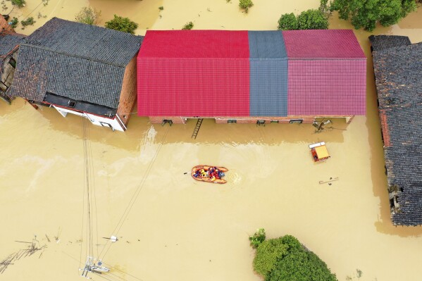 中国报告说，热带风暴带来的暴雨又造成7人死亡，使死亡人数上升到22人