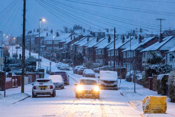 巨大的多重灾害风暴“伯特”给英国带来了冰、风和雨，降雪袭击了英国