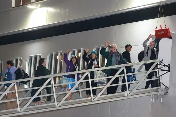 奥德赛别墅:被困在贝尔法斯特几个月的游轮终于启航,然后被迫返回