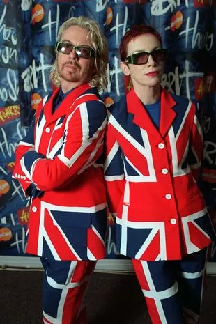 全英音乐奖最具标志性的服装——盖里·哈利威尔的英国国旗和罗布·贝克特的长颈鹿