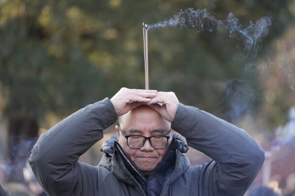 美联社图片：农历新年祈祷和熏香迎来了蛇年